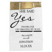 Name hinzufügen Sie sagte Ja Gold Glitzer Verlobun Mittlere Geschenktüte (Rückseite)