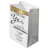 Name hinzufügen Sie sagte Ja Gold Glitzer Verlobun Mittlere Geschenktüte (Rückseite Schrägansicht)