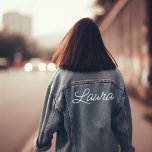 Name in Script-Schriftart Jeansjacke<br><div class="desc">Niedliches und lässiges Outfit mit Ihrem Namen,  perfekt für Mädchen Wochenenden weg,  Junggeselinnen-Abschiede und mehr!</div>