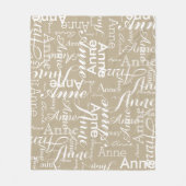 Name in Weiß überdruckt ein blasses Khaki Fleecedecke (Vorderseite)