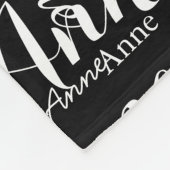 Name in weißem Überall in schwarz gedruckt Fleecedecke (Ecke)