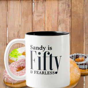 Name ist 50 & FEARLESS Typografie Modernes Benutze Zweifarbige Tasse