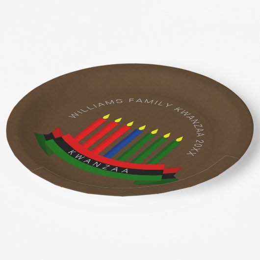 Name Jahr Kwanzaa Kerzen 9" hinzufügen Pappteller (Schrägansicht)
