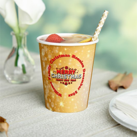 Name Jahr passend Frohe Weihnachten hinzufügen Pappbecher (In Situ)