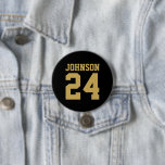 Name Jersey Nummer für Schwarz und Gold Athleten Button<br><div class="desc">Freuen Sie sich auf Ihr Lieblings-Sportteam, Ihren Fußballspieler oder zeigen Sie einfach Ihren Schulstolz mit einem personalisierten Spirituosenknopf! Fügen Sie Ihren Schulnamen hinzu oder personalisieren Sie ihn mit einem Spielernamen und Jersey-Nummer. Ideal für Fußball, Basketball, Baseball und Fußball! Erstellen Sie individuelle Buttone für das ganze Team, Cheerleader, Eltern und Geschwister,...</div>