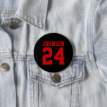 Name Jersey Nummer für Schwarz und Rot Button<br><div class="desc">Freuen Sie sich auf Ihr Lieblings-Sportteam, Ihren Fußballspieler oder zeigen Sie einfach Ihren Schulstolz mit einem personalisierten Spirituosenknopf! Fügen Sie Ihren Schulnamen hinzu oder personalisieren Sie ihn mit einem Spielernamen und Jersey-Nummer. Ideal für Fußball, Basketball, Baseball und Fußball! Erstellen Sie individuelle Buttone für das ganze Team, Cheerleader, Eltern und Geschwister,...</div>
