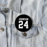 Name Jersey Nummer für Schwarzweiß-Athleten Button<br><div class="desc">Freuen Sie sich auf Ihr Lieblings-Sportteam, Ihren Fußballspieler oder zeigen Sie einfach Ihren Schulstolz mit einem personalisierten Spirituosenknopf! Fügen Sie Ihren Schulnamen hinzu oder personalisieren Sie ihn mit einem Spielernamen und Jersey-Nummer. Ideal für Fußball, Basketball, Baseball und Fußball! Erstellen Sie individuelle Buttone für das ganze Team, Cheerleader, Eltern und Geschwister,...</div>