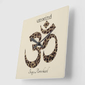 Name, Leopard Print, Om Symbol, 10.75-in Quadratische Wanduhr (Winkel)