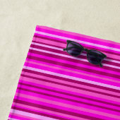 Name + Magentarote und rosa Streifen/Linien Muster Strandtuch (Beispiel)