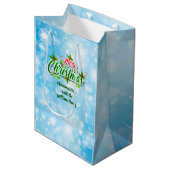 Name Matching Merry Christmas Blue Medium Geschenk Mittlere Geschenktüte (Vorderseite Schrägansicht)