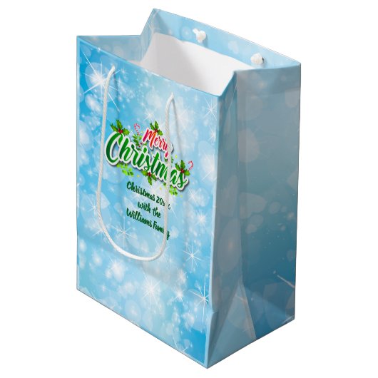 Name Matching Merry Christmas Blue Medium Geschenk Mittlere Geschenktüte (Vorderseite Schrägansicht)