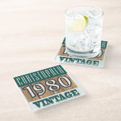 Name mit Jahr 1980 Vintager Untersetzer aus Glas (Schrägansicht)