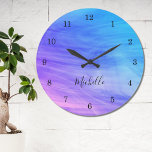 Name Monogram Pink Lila Blue Large Clock Große Wanduhr<br><div class="desc">Diese farbenfrohe Wall Clock ist mit einem wirbelfarbenen Muster in Rosa,  Blau und lila dekoriert.
Einfach mit Ihrem Namen oder Monogramm anpassbar.
Verwenden Sie die Option Weitere anpassen,  um die Textgröße,  den Stil oder die Farbe zu ändern,  wenn Sie möchten.</div>