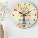 Name Monogram Rainbow Tree Große Wanduhr<br><div class="desc">Diese farbenfrohe Wall Clock ist mit einem Mosaikbaum in den Farben des Regenbogens auf einem Aquarellboden dekoriert. Einfach mit Ihrem Namen oder Monogramm anpassbar. Weil wir unsere eigenen Kunstwerke erstellen,  werden Sie dieses exakte Bild von anderen Designern nicht finden. Original Mosaik und Wasserfarbe © Michele Davies.</div>