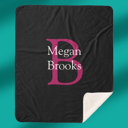 Name & Monogramm auf Schwarz Sherpadecke