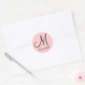 Name Monogramm Initial Pink Gastgeschenk Hochzeit Runder Aufkleber (Umschlag)