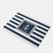 Name Nautical Boat Anchor Navy Blue Strip Fußmatte (Schrägansicht)