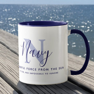 Name Navy Bedeutung und Monogramm in blauem Text Tasse