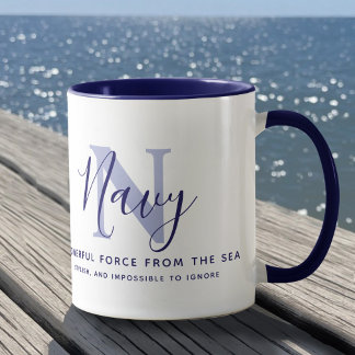Name Navy Bedeutung und Monogramm in blauem Text Tasse