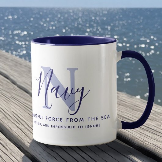 Name Navy Bedeutung und Monogramm in blauem Text Tasse