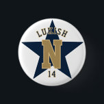 Name Nummer Star Navy Blue und Gold Veteran Button<br><div class="desc">Personalisiertes Lapel-Button mit editierbarer Nummer,  Monogramm und Name in marineblau und metallischem Gold,  für einen Geburtstag oder Gedenkstätte des Veteranen das geflochtene Seil aus www.vecteezy.com/free-vector/anchor-rope</div>