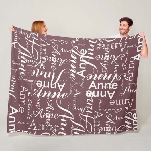 Name Printed in White all-over a Fired-Brick Fleecedecke (Beispiel)