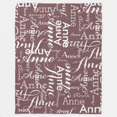 Name Printed in White all-over a Fired-Brick Fleecedecke (Vorderseite)