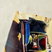 Name, Red Blue Racing Cars auf dem Sand Strandtuch (Beispiel)