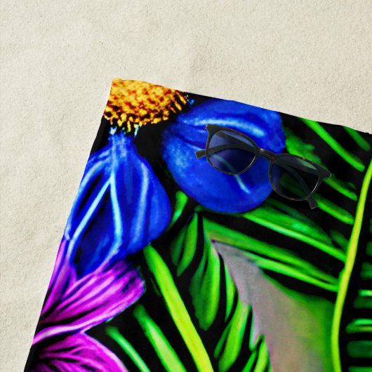 Name, stilisierte tropische Blume und Blätter hinz Strandtuch (Beispiel)