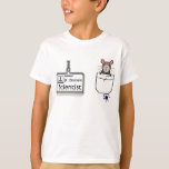 Name-Tag des Custom Funny Professionals T-Shirt<br><div class="desc">Mit unserem T - Shirt "Custom Funny Profession Name Tag" feiern Sie unglaublich witzig Ihren Beruf oder Ihre Arbeit! Dieser T - Shirt zeichnet sich durch ein Abzeichen-Design mit individualisierbarem Namen und Beruf aus und macht es zu einem perfekten Gesprächsstarter. Ob Weihnachten, Halloween oder Geburtstag, dieses Tee ist ein hervorragendes...</div>