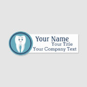 Name-Tag mit dem Dentist-Zahn-Logo für das benutze Namensschild (Vorderseite)