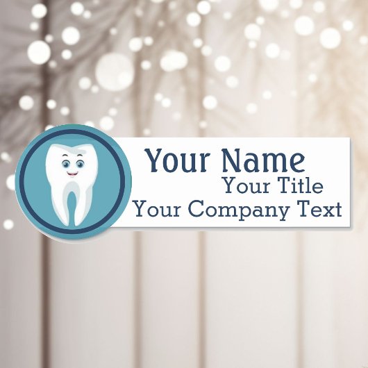 Name-Tag mit dem Dentist-Zahn-Logo für das benutze Namensschild