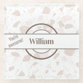 Name, Tan und Beige Terrazzo Muster Glasuntersetzer (Vorderseite)