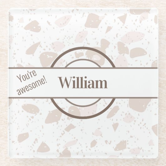 Name, Tan und Beige Terrazzo Muster Glasuntersetzer (Vorderseite)