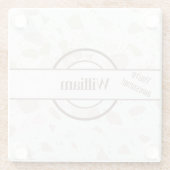 Name, Tan und Beige Terrazzo Muster Glasuntersetzer (Rückseite)