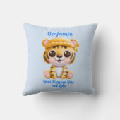 Name Text hinzufügen, Baby Tiger mit Hut auf blau Kissen (Rückseite)