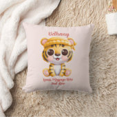Name Text hinzufügen, Baby Tiger mit Hut auf Pink  Kissen (Decke)