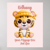 Name Text hinzufügen, Baby Tiger mit Hut auf Rosa Poster (Vorne)