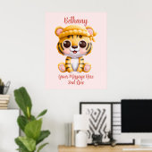 Name Text hinzufügen, Baby Tiger mit Hut auf Rosa Poster (Heimbüro)