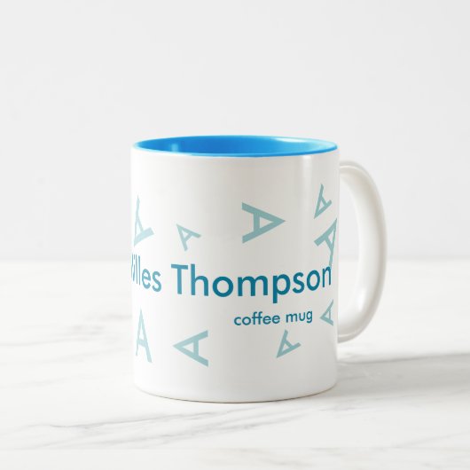 Name und Anfangsbuchstabe, blaue Typografie cool Zweifarbige Tasse (VorderseiteRechts)