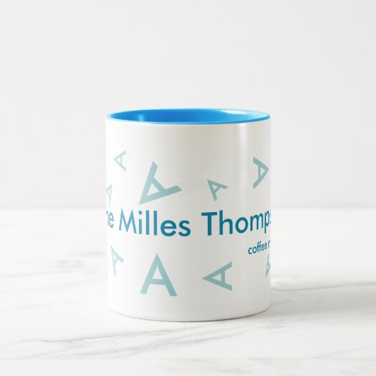 Name und Anfangsbuchstabe, blaue Typografie cool Zweifarbige Tasse (Mittel)