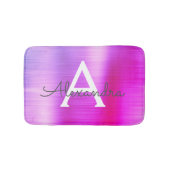 Name und Anfangsbuchstabe des lila gebürsteten Met Badematte (Vorderseite)