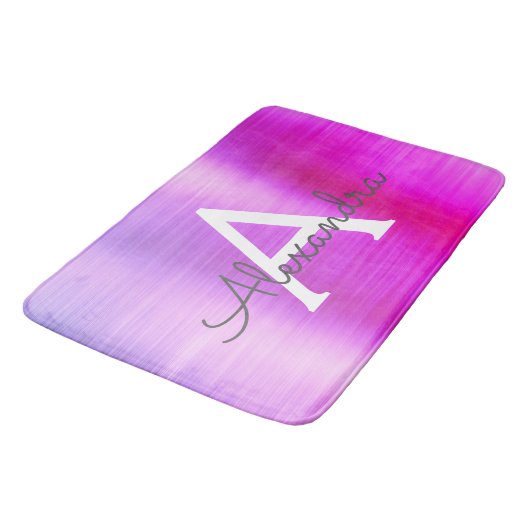 Name und Anfangsbuchstabe des lila gebürsteten Met Badematte (Schrägansicht)