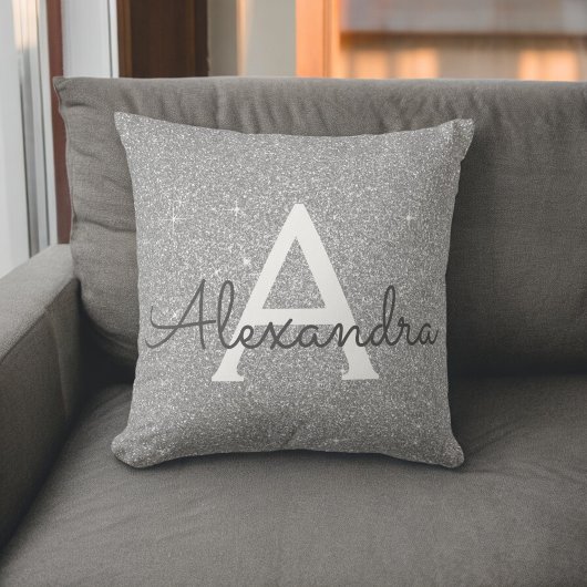 Name und Anfangsbuchstabe des Silver Sparkle Glitz Kissen