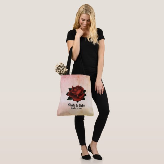 Name und Datum der gotischen Rote Rose Tasche (Am Model)