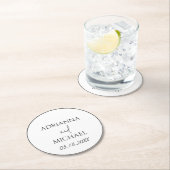 Name und Datum des Hochzeitskopfes weiß Runder Pappuntersetzer (Vor Ort)