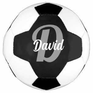 Name und erster Buchstabe auf schwarz Fußball