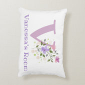 Name und Initial für ein Blumendesign. Hübsch Dekokissen (Rückseite(Vertikal))