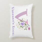 Name und Initial für ein Blumendesign. Hübsch Dekokissen (Vorderseite(Vertikal))