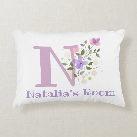 Name und Initial für ein Blumendesign. Hübsch Dekokissen (Vorderseite)